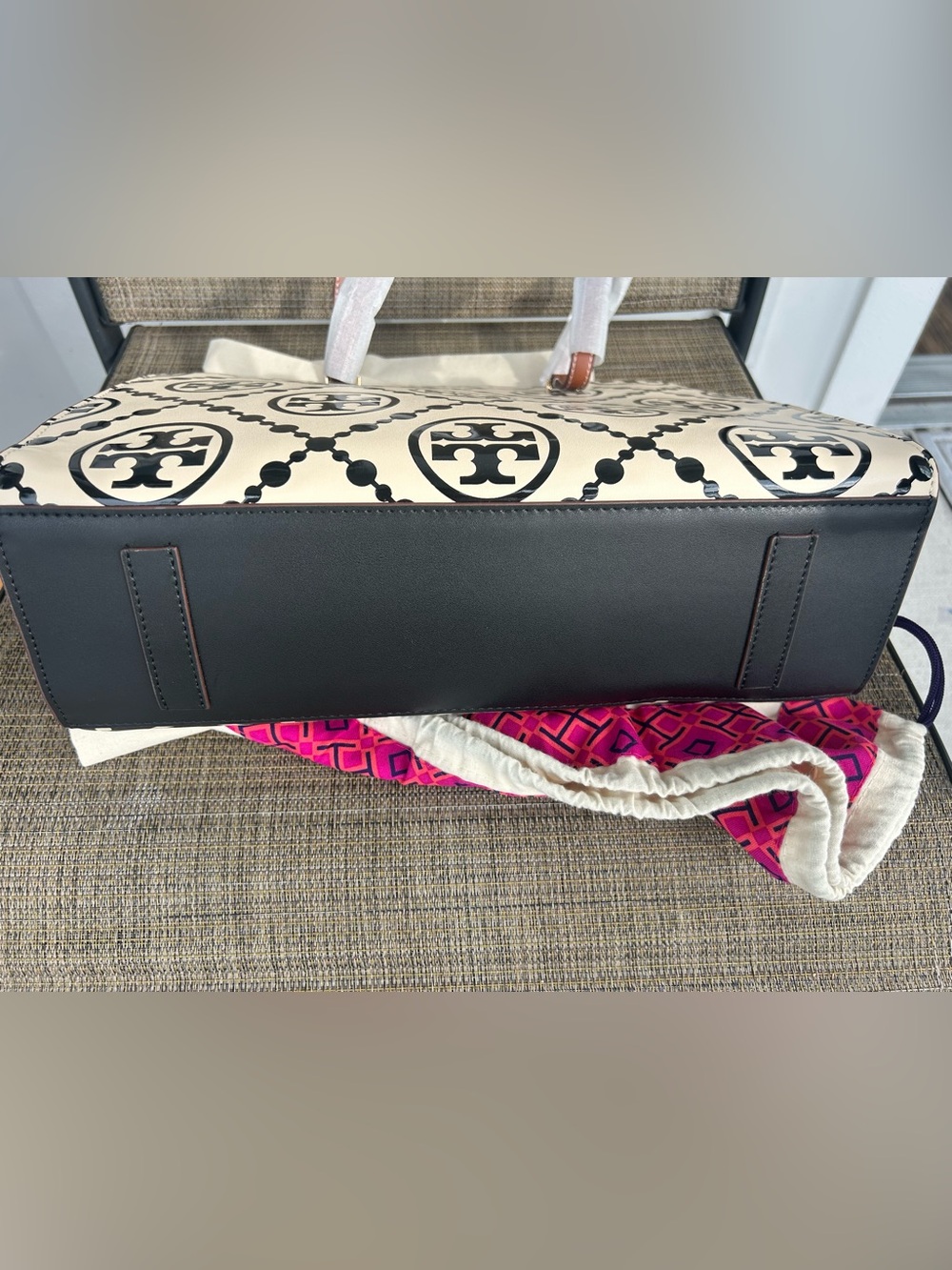 New! Tory Burch T Monogram Embossed Contrast Cream & Black Logo Leather Tote Bag - Picture 5 of 12